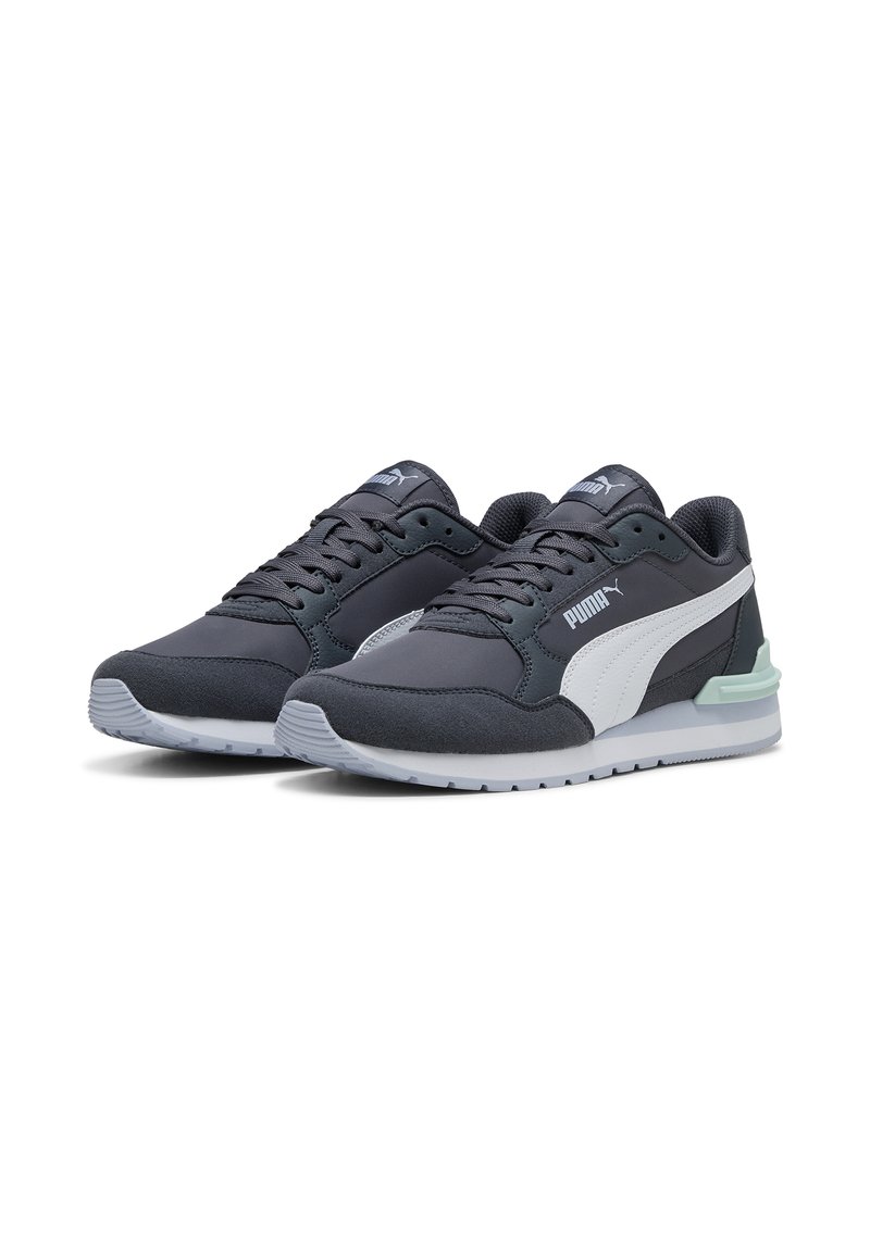Zapatillas deportivas grises con acentos blancos, que presentan una parte superior de ante texturizado y sintético, puntera redonda, cierre de cordones y suela de contraste.
