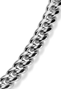 Sølvmetal kæde med sammenflettede led, der har en glat, poleret overflade og et stærkt, robust udseende.