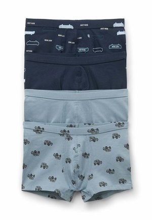 Vier Paar Jungen-Boxershorts vertikal gestapelt, zwei in Uni-Farben Marineblau und Hellblau, und zwei mit Fahrzeug- und Skateboardmustern.