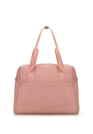 Rosa synthetische Stoff-Duffel-Tasche mit zwei Griffen, Reißverschluss und einer Fronttasche mit einem dezenten Logodetail. Glatte Textur, rechteckige Form.