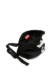 Czarna torba z tkaniny z regulowanym paskiem, z wyraźnym białym logo i czerwoną metką marki wewnątrz. Miękka w dotyku, z zapięciem na sznurek.