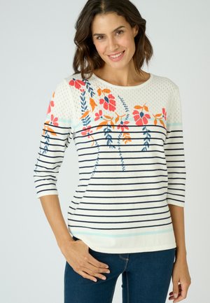 Weißer Strickpullover mit marineblauen horizontalen Streifen, florales Design in Rot und Blau auf den Schultern, Dreiviertelärmel und Rundhalsausschnitt.