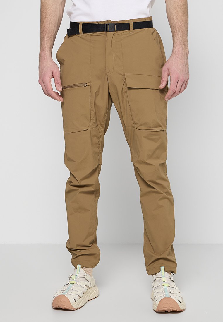 Pantalons cargo kaki en tissu résistant à l'eau, avec plusieurs poches et une ceinture noire. Conception légère avec une coupe fuselée et des accents en zip.