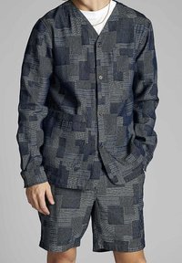 Marinblå mönstrad skjorta och shorts-set, med geometrisk design, knappstängning framtill, långa ärmar och texturerad tyg.