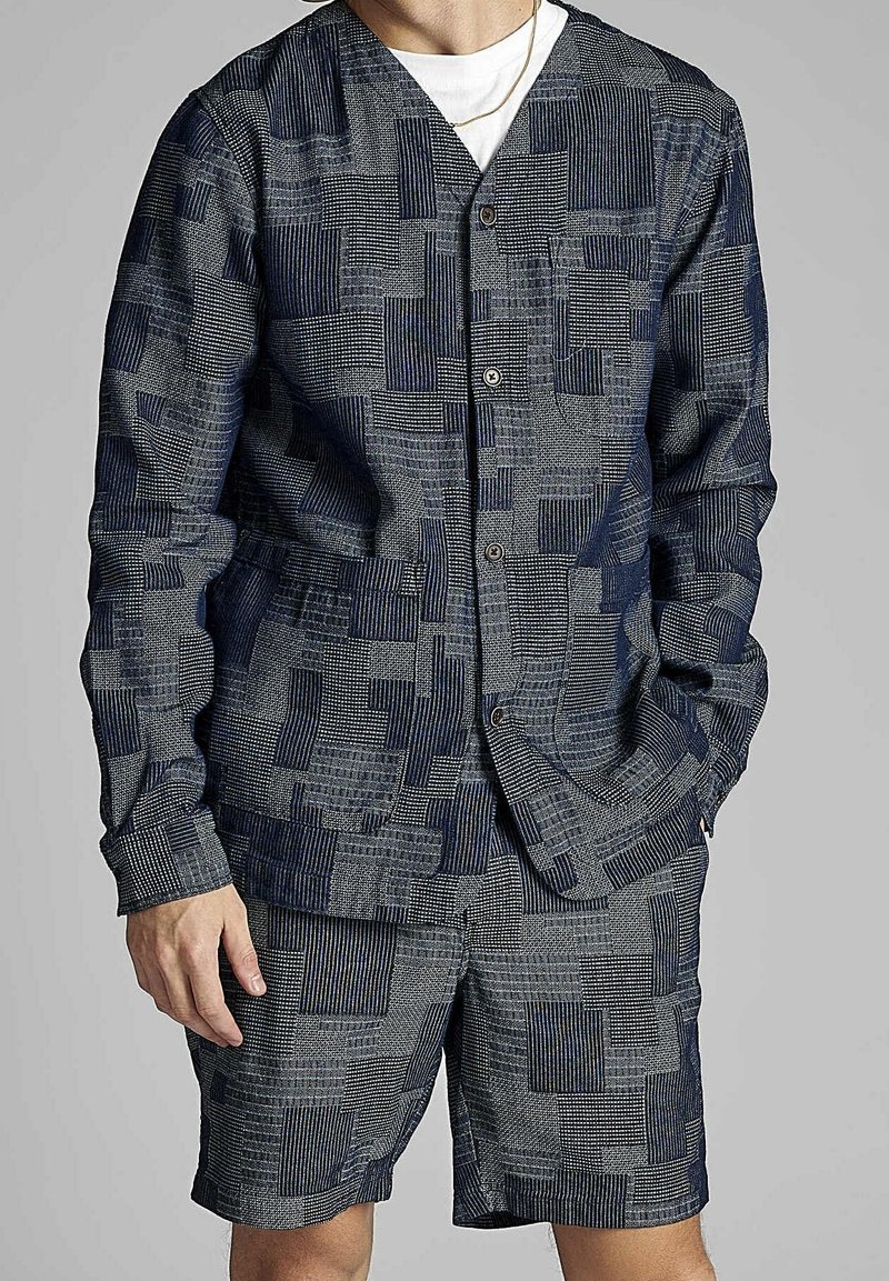 Marinblå mönstrad skjorta och shorts-set, med geometrisk design, knappstängning framtill, långa ärmar och texturerad tyg.