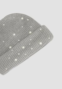 Grijze geribbelde gebreide beanie met omgeslagen rand, versierd met verspreide kleine en grote witte nepperlen.
