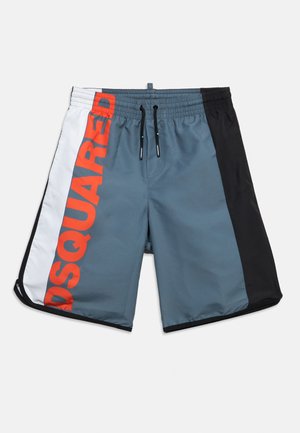 Pantaloni scurți pentru bărbați cu blocuri de culoare: centru albastru, panou drept negru, panou stâng alb și text îndrăzneț roșu „DSQUARED” pe partea stângă, talie elastică cu șnururi.