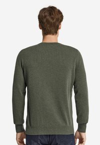 Grön, långärmad tröja i mjukt tyg; har en ribbad krage och manschetter för en åtsittande passform. Enkelt, enfärgat mönster.