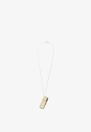 Collier à chaîne fine en argent avec un petit pendentif cylindrique doré, lisse, suspendu verticalement.