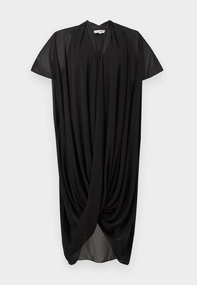 Μαύρο φόρεμα μήκους μέχρι το γόνατο με κοντά μανίκια και λεπτ ομέρεια μπροστά με στροβιλιζόμενο draping, κατασκευασμένο από ελαφρύ ημιδιάφανο ύφασμα.