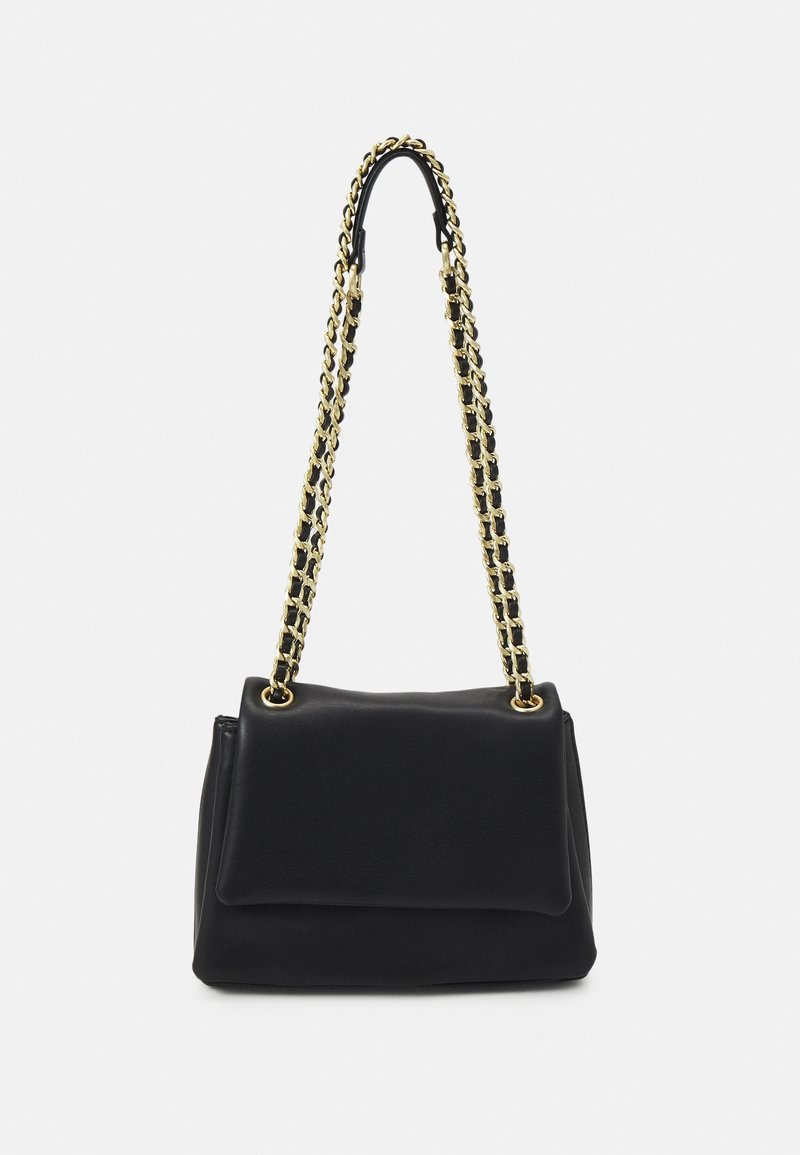 Sac à épaule en cuir noir avec bandoulière chaîne dorée et noire et fermeture à rabat sur fond uni.