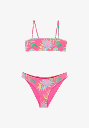 Skarp pink to-delt bikini med tropisk blomsterprint, tynde justerbare stropper på toppen og klassiske nederdele på hvid baggrund.