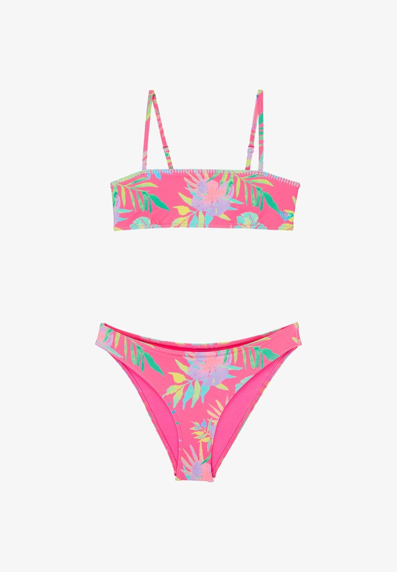 Bikini deux pièces rose vif à imprimé floral tropical, bretelles fines ajustables sur le haut, et culotte classique sur fond blanc.