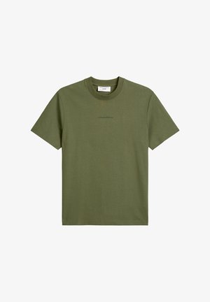 Oliwkowa bawełniana koszulka z okrągłym dekoltem, krótkimi rękawami i subtelnym nadrukiem logo na środku. Miękka w dotyku, o luźnym kroju.