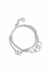 Bracciale in argento con due fili sovrapposti, caratterizzato da una perla bianca rotonda e un charm con logo, fissato con un gancio e una catena di estensione.