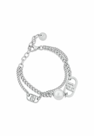 Bracciale in argento con due fili sovrapposti, caratterizzato da una perla bianca rotonda e un charm con logo, fissato con un gancio e una catena di estensione.