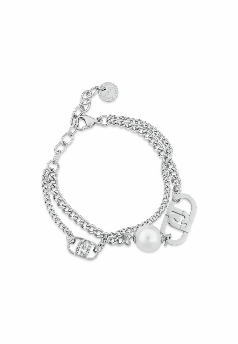 Bracciale in argento con due fili sovrapposti, caratterizzato da una perla bianca rotonda e un charm con logo, fissato con un gancio e una catena di estensione.