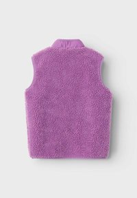 Gilet en polaire violet avec une surface douce et texturée et un col montant. Les emmanchures sont sans design, mettant en avant la simplicité.