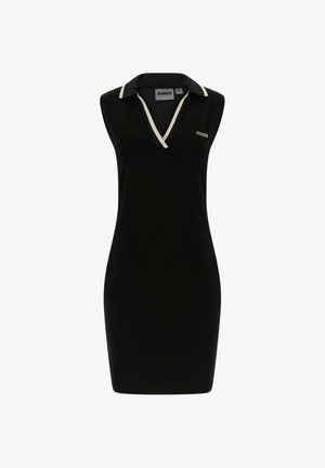 Czarna sukienka polo bez rękawów z białym wykończeniem na kołnierzyku i dekolcie, z małym białym logo "GUESS" na piersi.