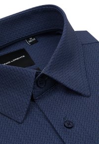 Niebieska koszula w wzory z teksturowanym splotem, z kołnierzykiem zapinanym na guziki oraz dwoma guzikami z przodu, z widoczną metką marki wewnątrz.