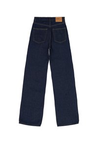 Modré džínové kalhoty širokého střihu s vysokým pasem, které mají pět kapes, hnědou koženou nášivku a žluté švy.