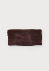 Tekstilstykke i en dyb maroon farve, med en krøllet texture og en rektangulær form med let tærrøntede kanter.