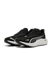 Chaussures de sport noires avec tige en maille, détails blancs contrastés, col rembourré et semelle en caoutchouc conçue pour le confort et la stabilité.