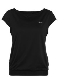 Camiseta negra de manga corta hecha de tejido ligero. Cuenta con un escote redondeado, dobladillo recogido y un pequeño logotipo en la parte superior izquierda.