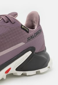Salomon ALPHACROSS 5 GTX - Zapatillas de trail running - moonscape/black/white