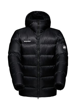 Svart puffjacka med huva, med kviltade paneler, dragkedjestängning och logotypsdetaljer på bröstet och ärmen. Vattentåligt material.