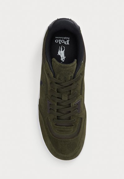 Sneaker din suede verde închis cu accente din plasă, vârf rotund, talpă albă plată și sireturi asortate. Prezintă un logo pe limbă și pe laterale.