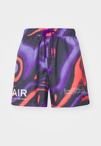 Färgglada badshorts med ett lila och orange abstrakt mönster, tillverkade av lättviktsmaterial, med resårmidja och snörning.