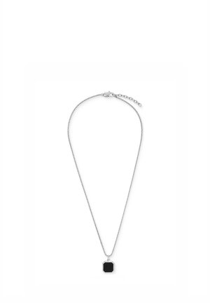 Zilveren ketting met een klein vierkant zwart hangertje en een verstelbare sluiting op een witte achtergrond.