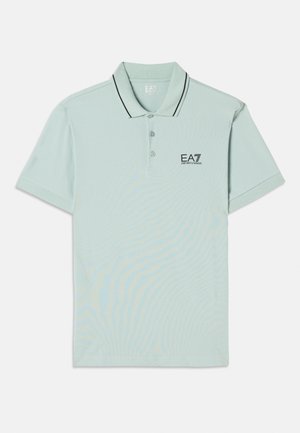 Heleheline piparmündiroheline polo särk must-valge triibuline krae, kahe nööbiga avamine ning EA7 logo vasakul rinnal. Pehme tekstuur.