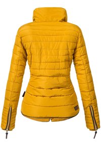 Żółta kurtka puchowa z wysokim kołnierzem, diagonalnym przeszyciem, zapięciami na suwak na rękawach oraz dopasowanym krojem. Gładka, błyszcząca faktura.