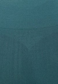 Tissu en velours côtelé teal avec un détail de col et un motif en V côtelé au centre.