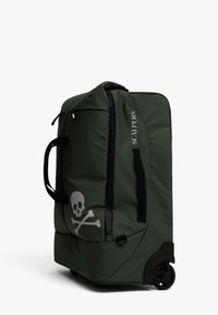 Bolsa de lona rodante en tela verde oscuro con gráfico de calavera y huesos cruzados, múltiples asas negras y cierre de cremallera. Texto: "SCALPERS".