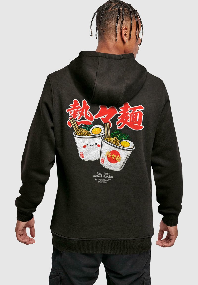 Felpa nera con un design grafico colorato che raffigura due ciotole di noodles con bacchette e uova, include il testo "Atsui-Atsu Instant Noodles."