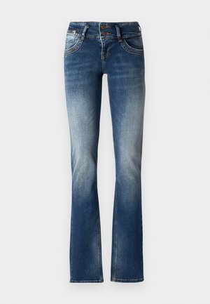 Jean flare en denim bleu avec un délavage légèrement usé, fermeture à deux boutons et coutures décoratives sur les poches avant.