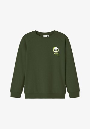 Sudadera verde de algodón. Presenta un gráfico de calavera en amarillo y blanco en el lado izquierdo del pecho. Puños y dobladillo acanalados, diseño de cuello redondo.