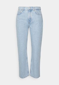Jeans de mezclilla azul claro con cintura alta, corte recto, diseño de cinco bolsillos y un acabado ligeramente desgastado. Presenta un cierre frontal con botón y cremallera.