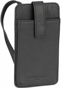 Funda de teléfono de cuero negro con una textura suave, que cuenta con una solapa frontal y una correa. Logotipo de la marca sutilmente grabado en la parte inferior.