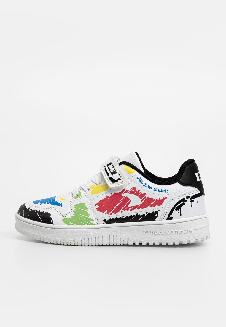 Zapatillas con parte superior de cuero blanco, con rayas de pintura coloridas en azul, verde, rojo y negro, y una correa de velcro. Acabado negro en el talón.