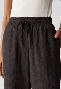 OPUS HIGH RISE LONG WIDE FIT CRINKLE - Broek - midnight brown