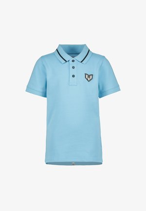 Polo à manches courtes bleu clair avec trois boutons noirs, bande noire sur le col, et petit emblème noir et blanc sur la poitrine.