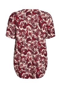 Camisa de manga corta, ligera, en un color crema con un estampado floral en rojo y verde oscuro. Presenta un escote redondo y un dobladillo curvado.