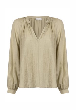 Losse lichtolijfgroene blouse met een V-hals, lange mouwen met verzamelde manchetten en een zachte, gekreukte textuur.