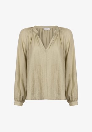 Losse lichtolijfgroene blouse met een V-hals, lange mouwen met verzamelde manchetten en een zachte, gekreukte textuur.