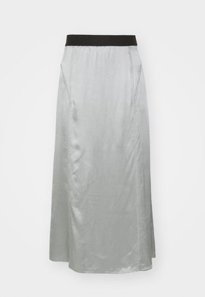 Falda midi de satén gris con una cintura elástica negra, presenta costuras laterales y una textura lisa y suave. Sin patrones visibles ni adornos.