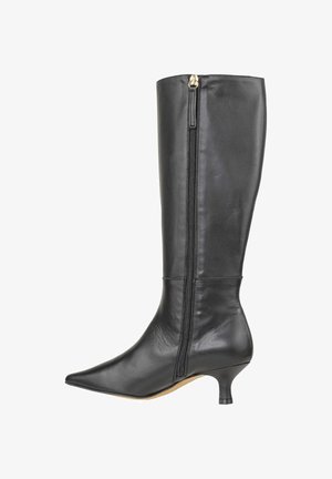 Stivali in pelle nera alti fino al ginocchio con punta affusolata e tacco sottile. Presentano una cerniera laterale e una texture liscia. Design classico senza decorazioni.